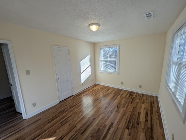 Building Photo - 4 Maple Leaf Ct