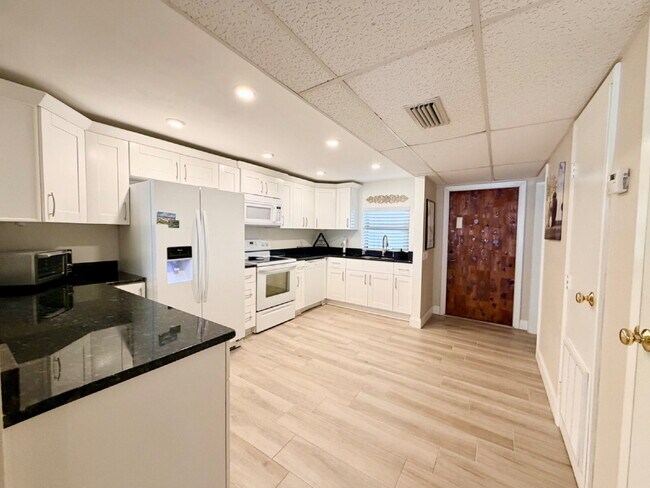 Foto del edificio - "Seaside Elegance: Fully Furnished 2-Bed, 2-Bath Condo with Granite Finishes & Guest Suite at Coc...