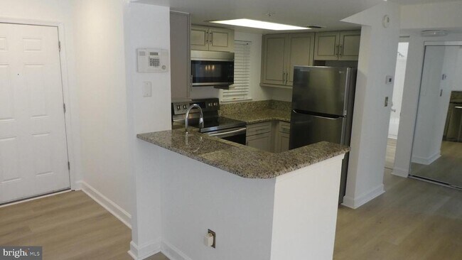 Foto del edificio - 1007 Summerglenn Ct