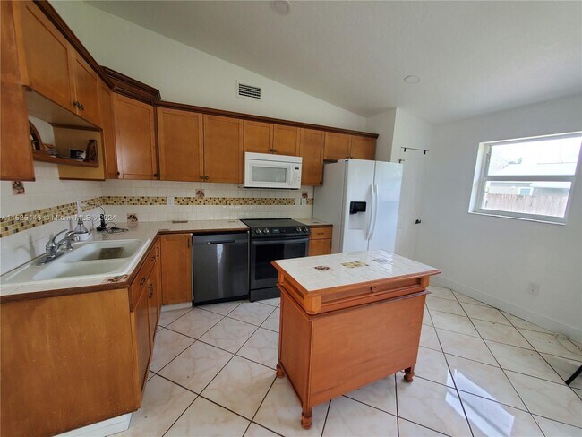 Building Photo - 13701 SW 283rd Terrace