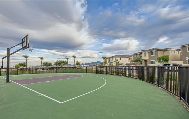 Building Photo - Beautiful townhome with amazing amenities,  convenience in a desirable community.