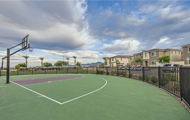 Foto del edificio - Beautiful townhome with amazing amenities,  convenience in a desirable community.