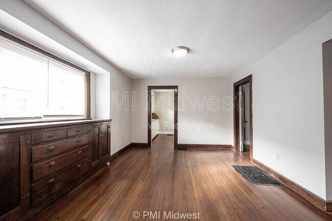 Foto del edificio - 4850 Hillside Ave