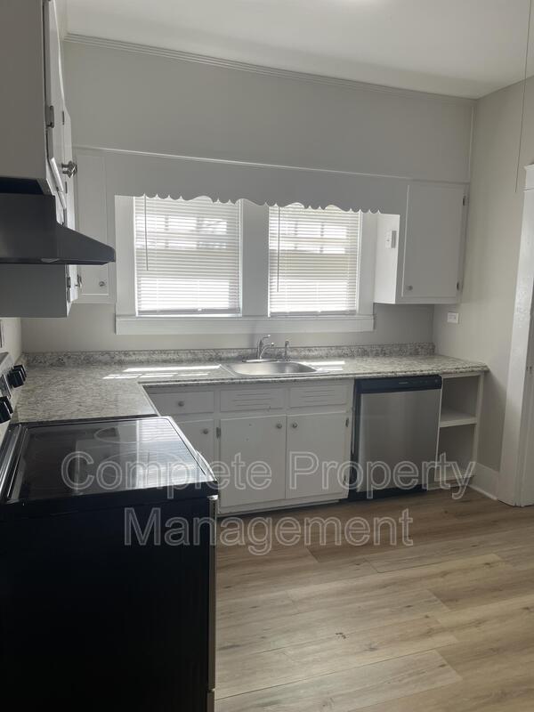 Building Photo - 870 7th Pl W