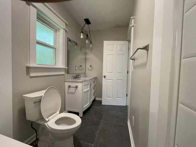 Building Photo - 416 Hillmont Dr NW