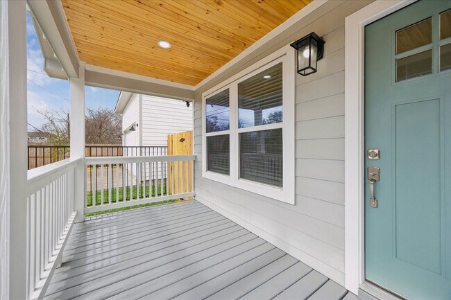 Building Photo - 903 E 37th St