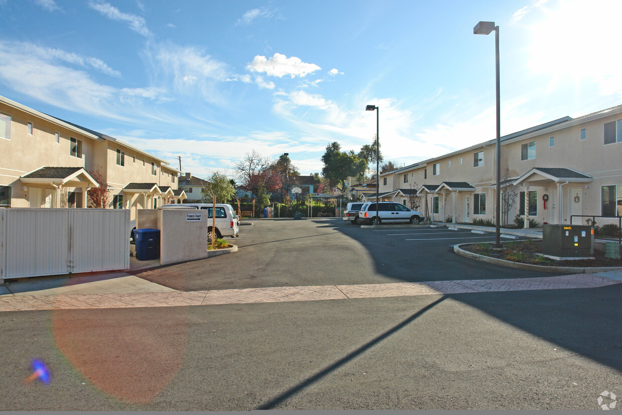 Building Photo - 2825A Linden Ave
