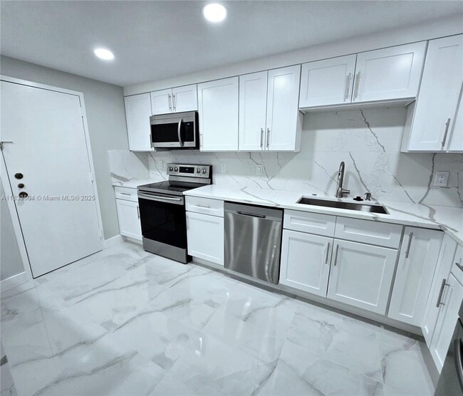 Building Photo - 3710 Inverrary Dr