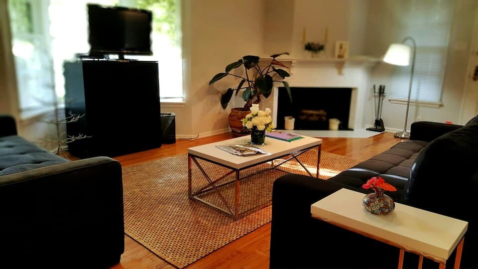 Foto principal - 119 S Bundy Dr
