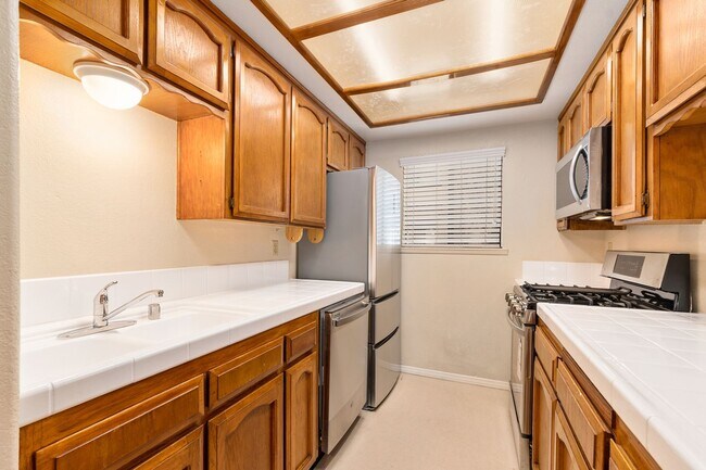 Building Photo - Fantastic 2 bedroom / 1.5 bath Townhome in gated community with AC, Patio, Pool, Laundry, EV Char...