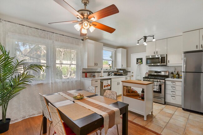 Foto del edificio - 5853 Bowcroft St