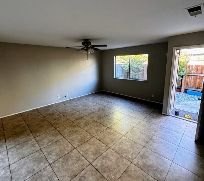 Foto del edificio - 615 Oriole Ave