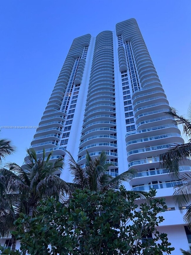 Foto del edificio - 6365 Collins Ave