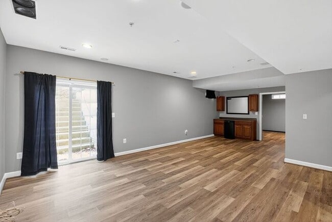 Building Photo - 2983 Devonfield Ave