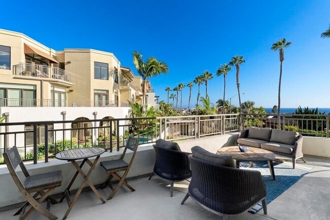Building Photo - 5460 La Jolla Blvd