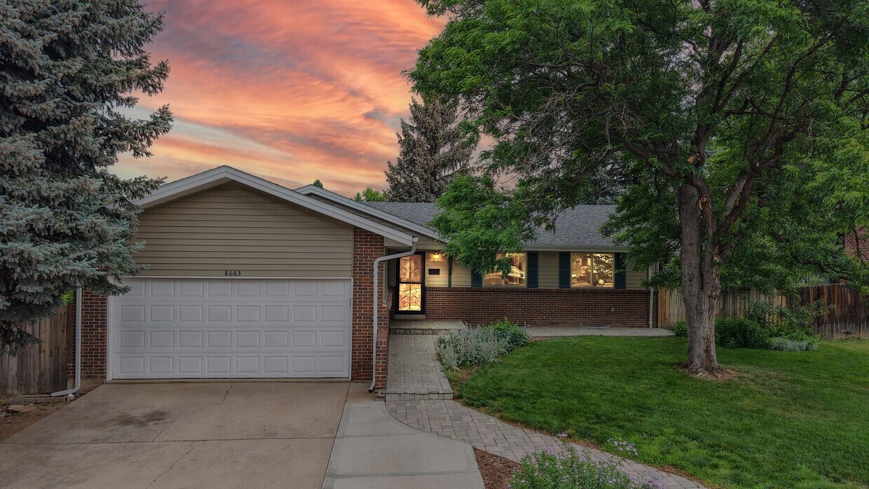 Foto principal - Amazing 4 Bed/3 Bath SFH Backing to Walnut...