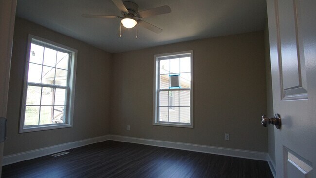 Building Photo - 5 Vine Street, Unit B