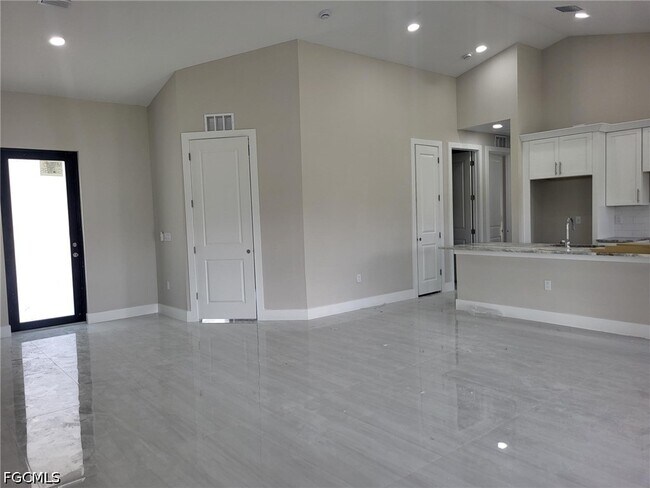 Foto del edificio - 341 NW 7th Ave