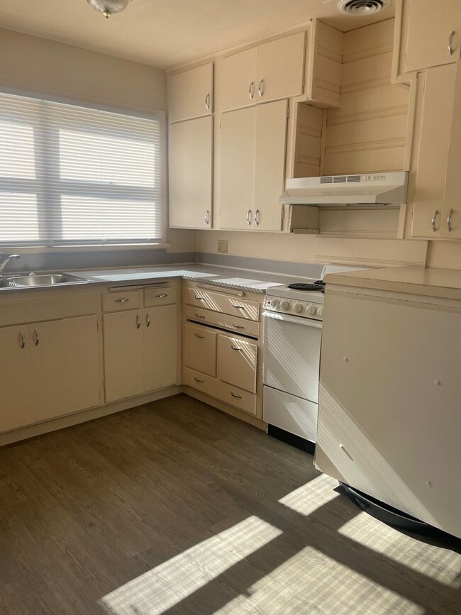 Building Photo - Now renting 3 bedroom House