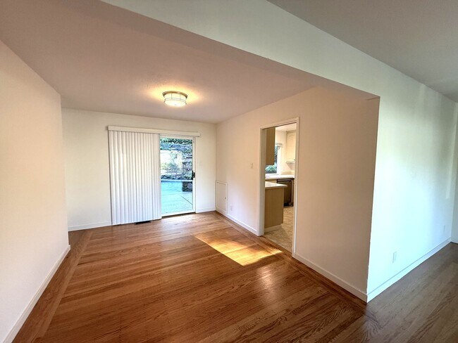 Foto del edificio - THREE BEDROOM /TWO BATH HOME, JUST A FEW BLOCKS FROM DOWNTOWN LARKSPUR