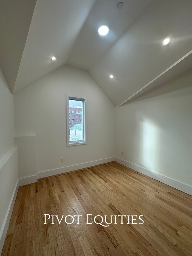 Foto del edificio - 2434 E 2nd St