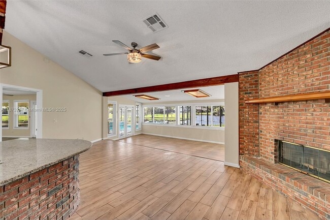 Building Photo - 1785 Lisa Ln
