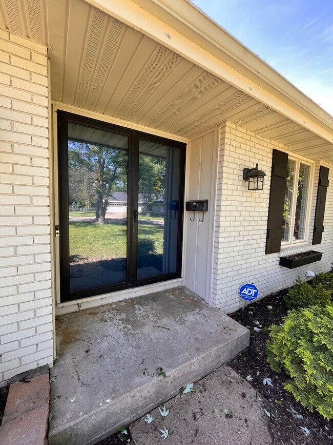Foto del edificio - 3-Bed, 2-bath Luxury Southern Hills Designer Home!