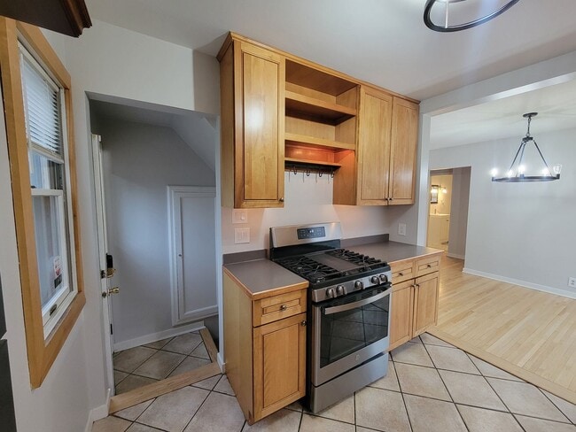 Building Photo - Spacious 4 Bedroom Home in Edina!