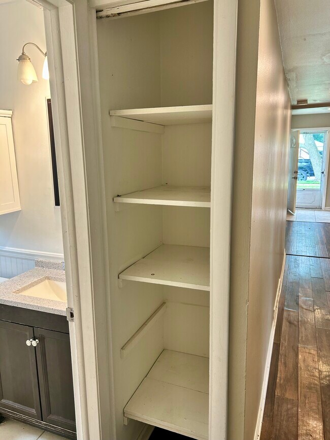 Foto del edificio - 8111 Timken Ave