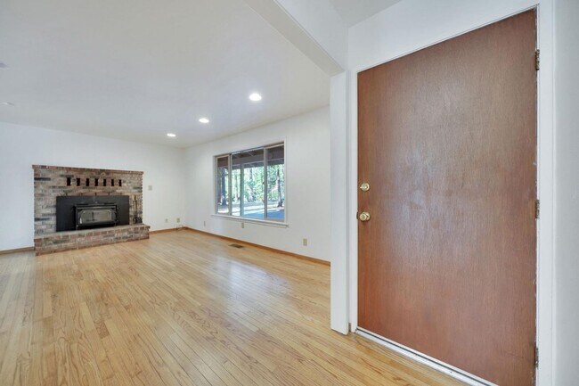 Building Photo - Large 3/2 in Fantastic Neighborhood!