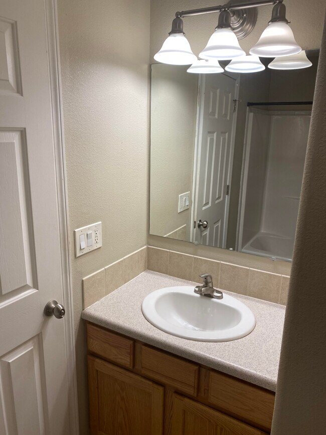 Building Photo - 785 Hilltop Dr