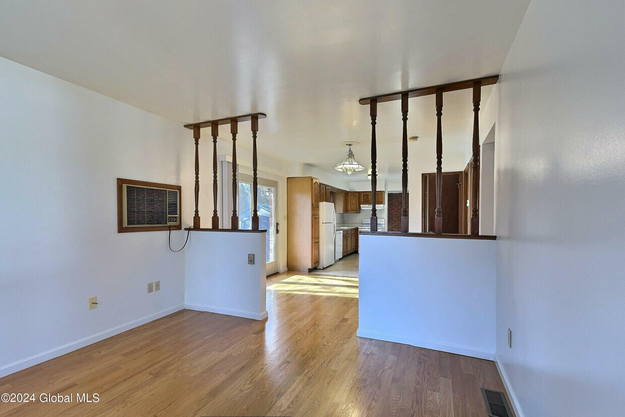 18 Peter Dr Unit A, Colonie, NY 12205 Room for Rent in Colonie, NY