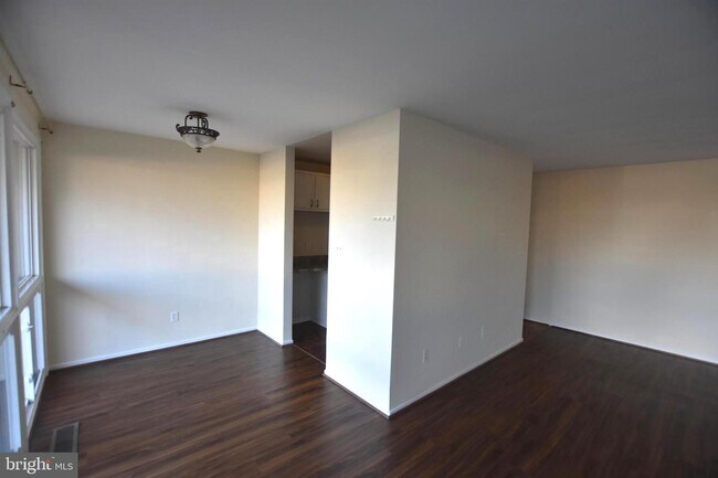 Building Photo - 22 Manor Cir