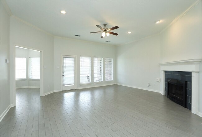 Foto del edificio - 24603 Haigshire Dr