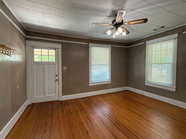 Foto del edificio - 3 Bedroom 1 Bath Home With Large Front Porch
