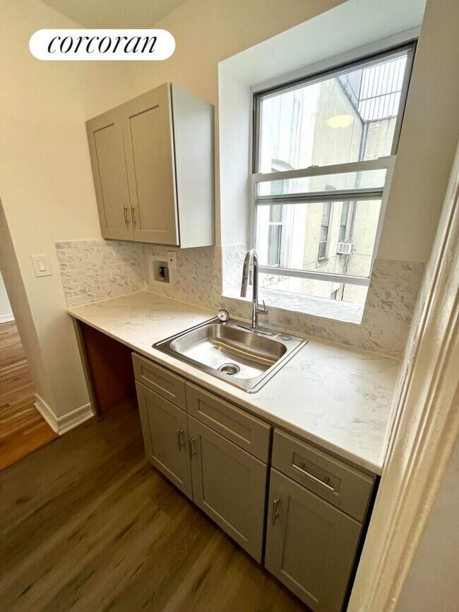 Foto del edificio - 317 E 3rd St