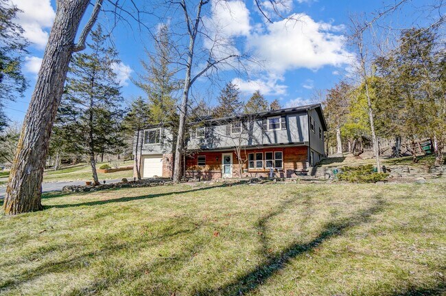 Building Photo - Charming 4 bedroom with a yard