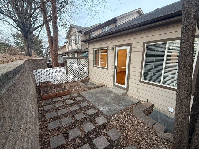 Foto del edificio - Beautiful 3-Level Corner Unit Townhouse with Garage