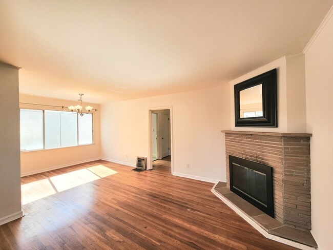 Foto del edificio - 2 bedroom duplex home