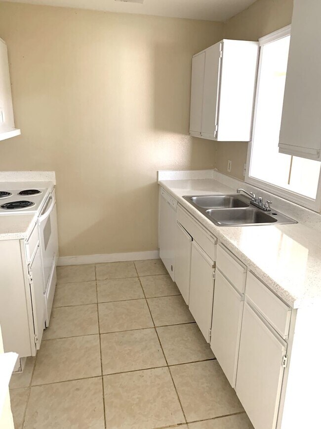Foto del edificio - Newly refreshed spacious 2bedrooms,2 baths duplex in Eagle Lake, TX.