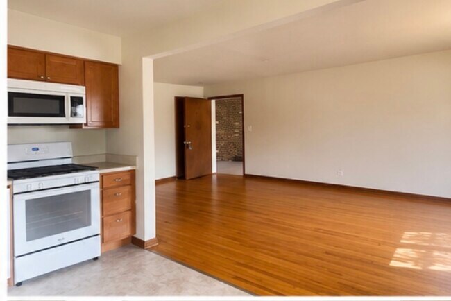 Foto del edificio - 826 N Milwaukee Ave