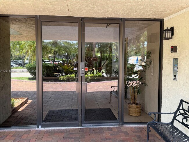 Foto del edificio - 491 Racquet Club Rd
