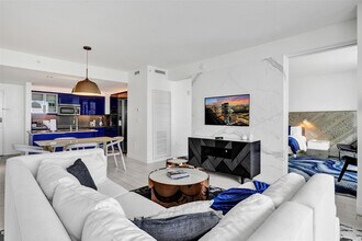 Building Photo - 3101 Bayshore Dr