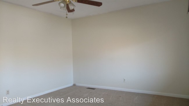 Building Photo - 1728 Pinebrook Dr