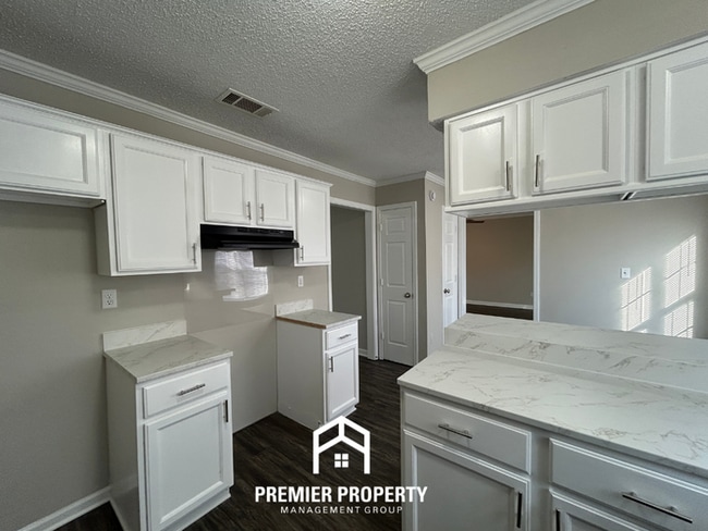 Foto del edificio - Newly Renovated 3-Bedroom Home for Rent in Memphis, TN - 2-Story Home with Garage & Fenced Yard