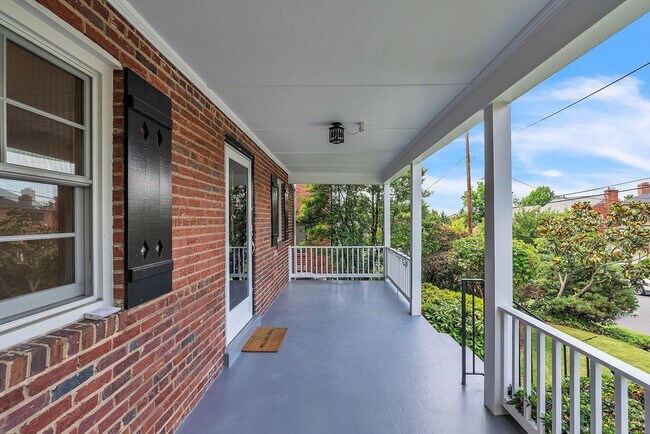 Foto del edificio - 4306 Alton Pl NW