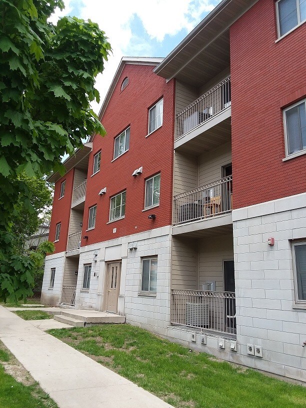 Building Photo - 512 S Dubuque St