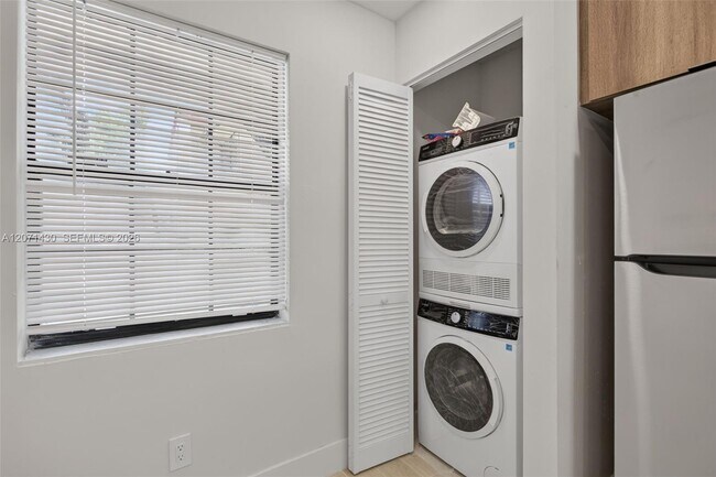 Building Photo - 2880 Coral Springs Dr