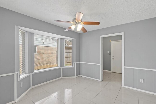 Foto del edificio - 2403 Creek Meadows Dr