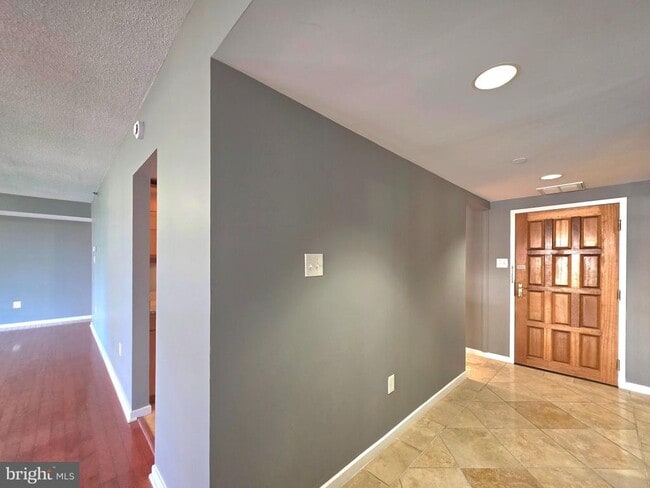 Building Photo - 1530 Key Blvd